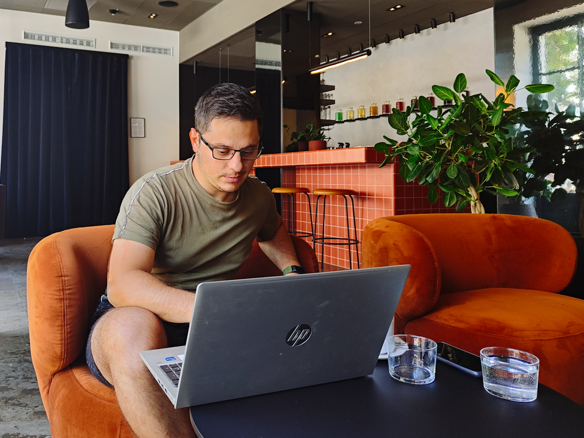 Stefano che lavora dal coworking Immagine di Stefano che lavora con il suo laptop seduto su una poltrona di un coworking